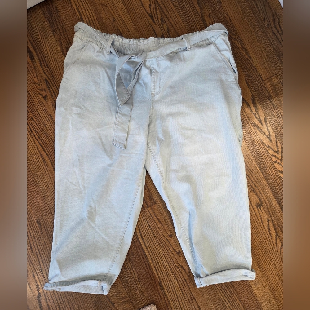Mid Rise Boyfriend Capri
